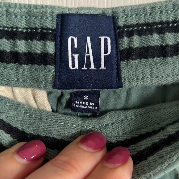 Gap Shorts - Picture 2 of 5